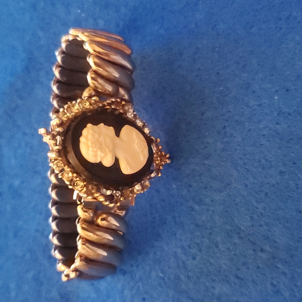 Cameo Bracelet - Picture 2 of 6